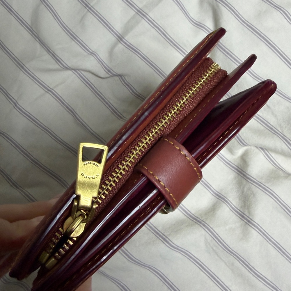 Coach Hutton Wallet In Signature
Canvas Brass / Tan Rust - Picture 6 of 9